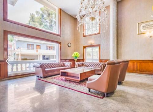 Shared lounge/TV area, The Majestic Crown Hotel in Ooty - Mysore