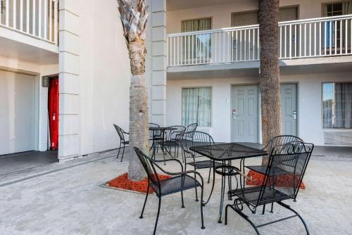 Econo Lodge at Raymond James Stadium - image 14