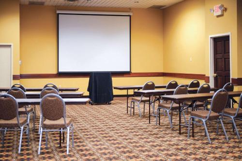 Quality Inn & Suites Starlite Village Conference Center