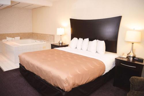 Quality Inn & Suites Starlite Village Conference Center