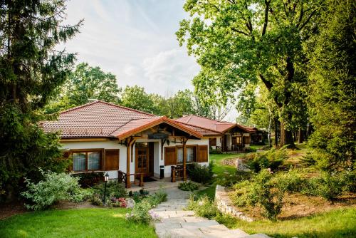 숙소 외관, Palac Czarny Las (50 km od Katowic) in 쳉스트호바 시티 센터