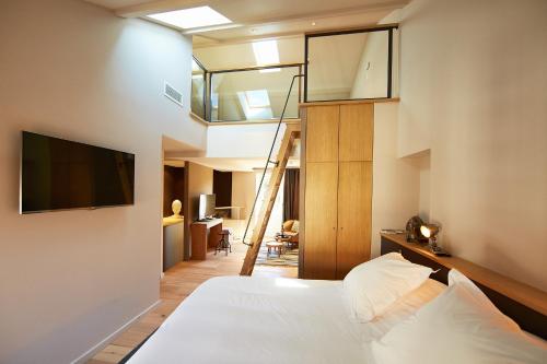 Koplietošanas atpūtas telpa ar TV, Les Chambres de l'Oustalet, Chambres d'hotes et Restaurant etoile in Beaumes De Venise