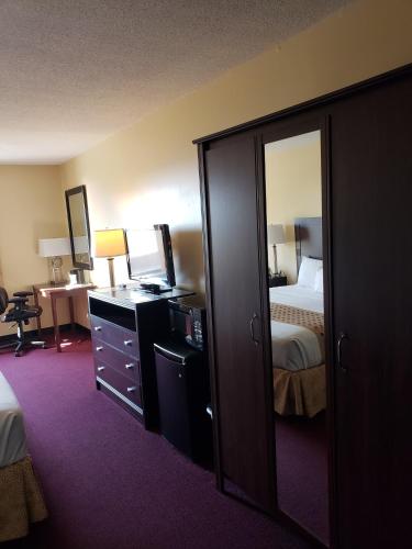 River Edge Inn - image 10