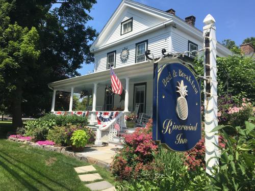 Riverwind Inn Bed and Breakfast - Accommodation - Deep River