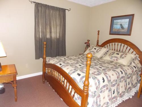 Hoot-N- Holler Chalet - image 2