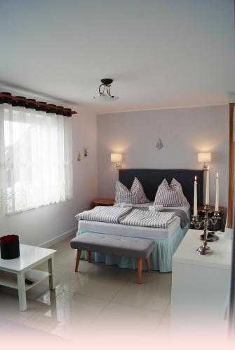 2 bedrooms, 3 beds