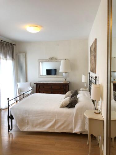 1 queen bed, 1 twin bed