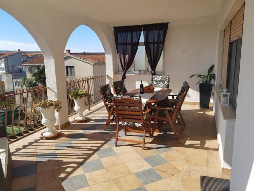 Apartments with a parking space Kastel Stafilic Kastela - 15675