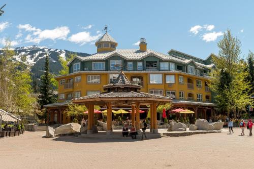 B&B Whistler - Bear Lodge (Town Plaza) - Bed and Breakfast Whistler
