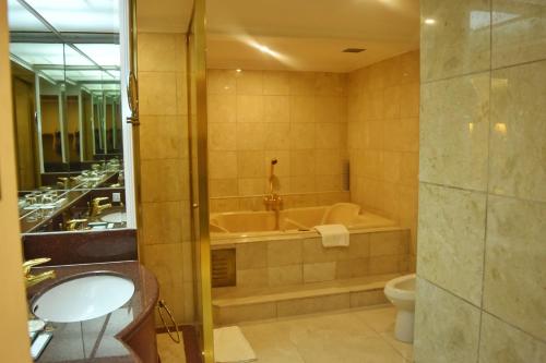 Bathroom, Manila Prince Hotel in Ermita