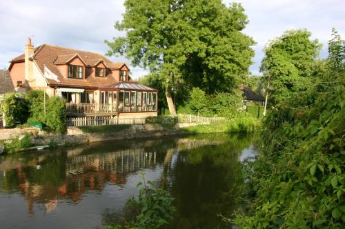 Luxury Riverside Home, Near Windsor Castle. Legoland & London Within 20 Minutes gîte à louer Old Windsor