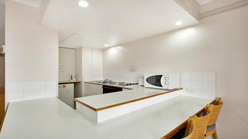 Studio with balcony at College St - image 3