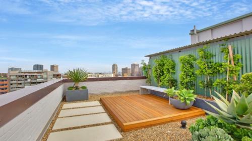 Ultimate 2-Bed Apartment in Surry Hills - Ultimate Convenience - image 3
