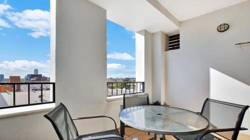 Ultimate 2-Bed Apartment in Surry Hills - Ultimate Convenience - image 4