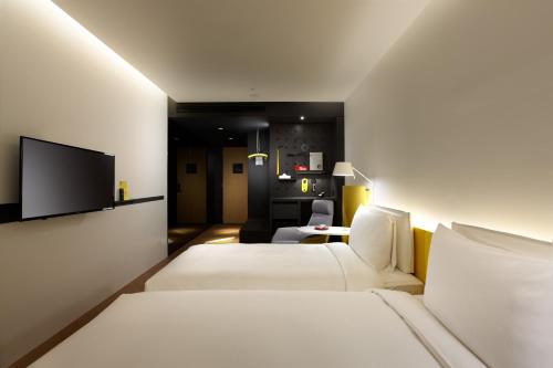 Standard Twin Room image 4