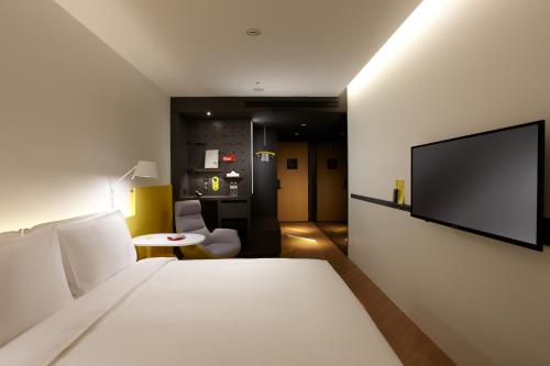 Standard Double Room image 2
