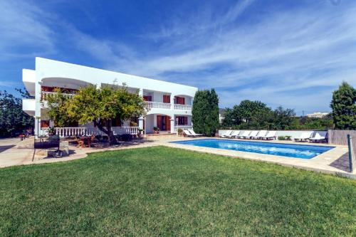  Villa Sant Jordi- Nice house with private pool and 6 bedrooms, Pension in Sant Jordi