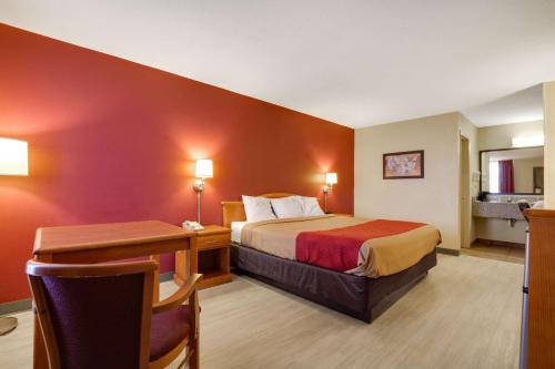Econo Lodge Millington - image 8