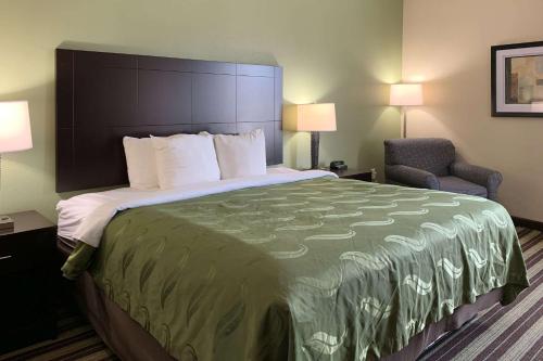 設施, 品質套房酒店 (Quality Inn & Suites) in 路易斯安那州西門羅 (LA)