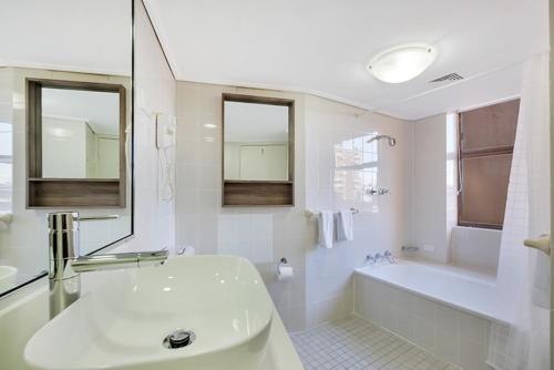Cosmopolitan apartment at College St - image 2