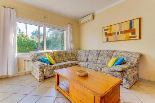 Villa with pool and air conditioning - image 12
