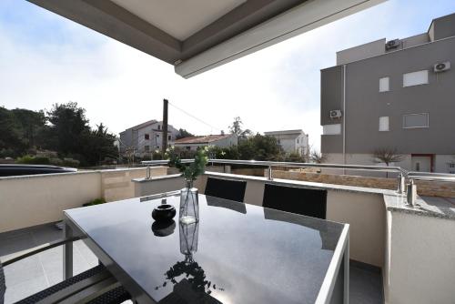 Maro modern apartment by the sea