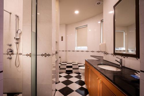 room detail thumbnail 2