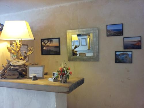 Vestíbulo, Hotel L'Oustaou in Le Lavandou