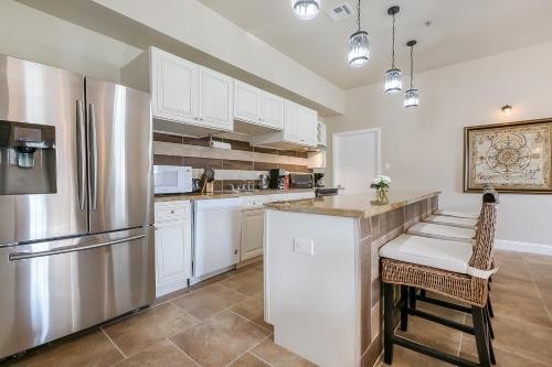 St Charles Ave Urban Retreat with Luxury Amenities - image 9