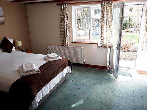 Crown House & Lodges B&B