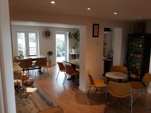 Crown House & Lodges B&B