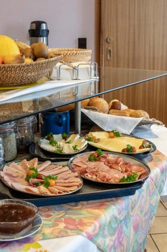 Ételek és italok, enjoyHotel garni Korntal Stuttgart b&b Parkplatz Sprinter Penny eTank in Korntal-Münchingen