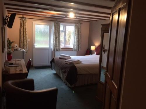 Crown House & Lodges B&b