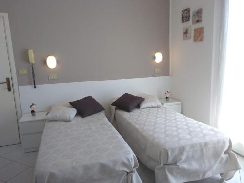 Twin Room image 7