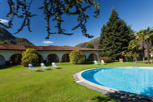 Hotel Garni Elena, Pool & Garden, Losone