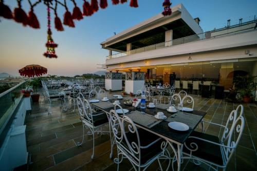 The Ramvilas - A Rooftop Pichola Lake View Hotel