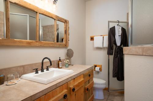 Black Bear Lodge Room Type - King Studio Cottage Black Bear Lodge Room Type - King Studio Cottage