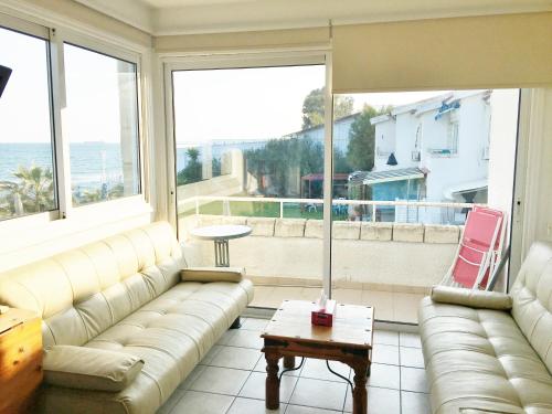 First Line Spacious House / 20m to the Beach!