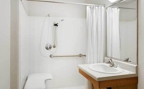 WoodSpring Suites Tyler Rose Garden