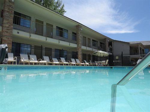 สระว่ายน้ำ, เดย์ อินน์ บาย วินด์แฮม แกรนด์จังค์ชัน (Days Inn by Wyndham Grand Junction) in แกรนด์จังค์ชัน (CO)