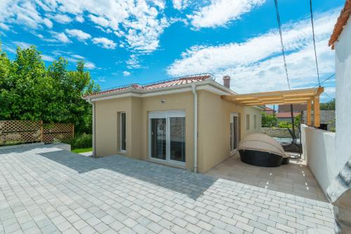 Three-Bedroom Villa with Jacuzzi image 10