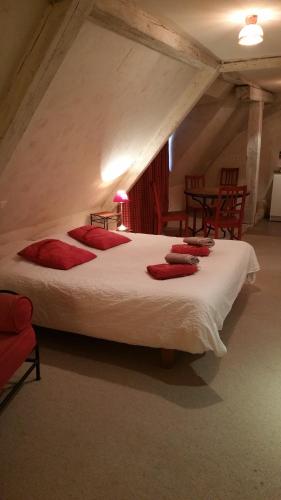 1 queen bed, 1 sofa bed