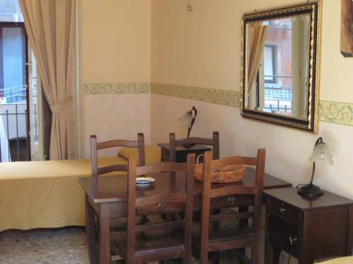 Quadruple Room image 8