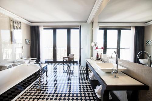 room detail thumbnail 2