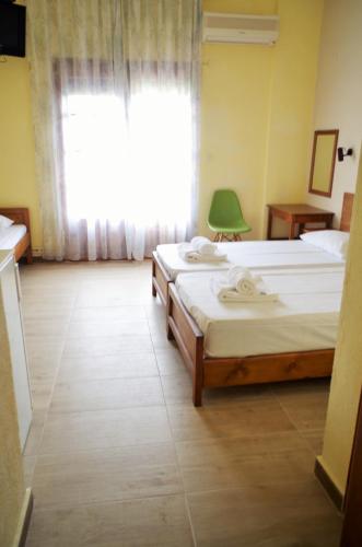 1 double bed, 1 twin bed