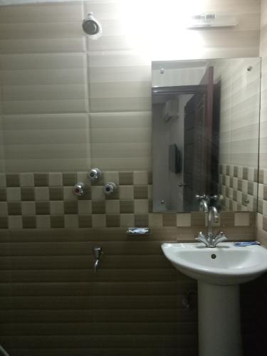 Royal Living Hotel & Suites