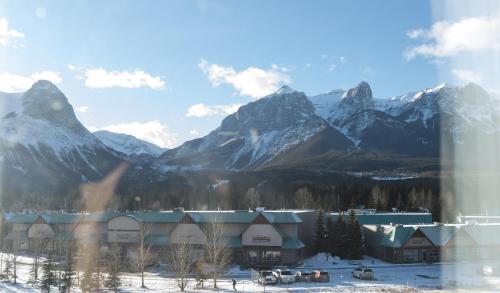 Super 8 by Wyndham Canmore Room Type - Deluxe Queen Room with Two Queen Beds