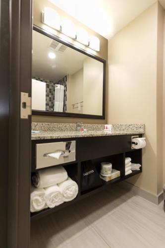 Super 8 by Wyndham Canmore Room Type - Queen Room with Two Queen Beds