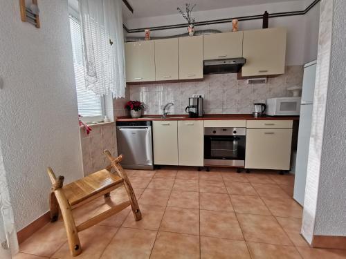 Konyha, Apartment Rako in Zrnovnica