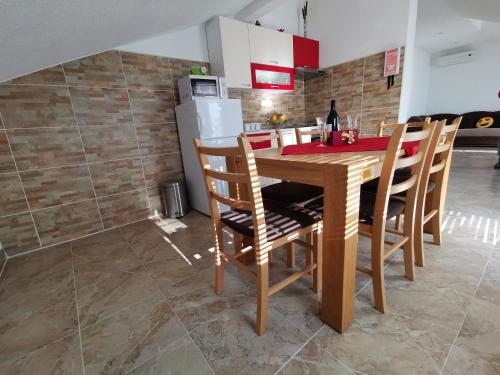 Konyha, Apartment Rako in Zrnovnica